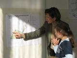 Spielplatzplanerin Sylvia Peukert beantwortet die Fragen der Kinder
